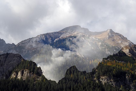 Korinna Fröhlich, Doppelbelichtung 2023 - Vättis, Felsen bei Ramuz mit Simel Korinna Fröhlich, Doppelbelichtung 2023 - Vättis, Felsen bei Ramuz mit Simel