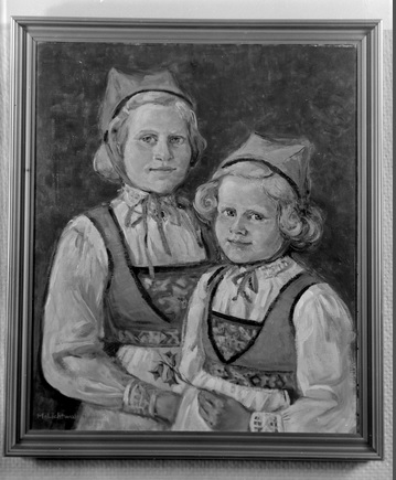 Painting: "Two girls in Hardangerbunad" by Marianne Lichtwald Hallbauer, 1953. DigitalMuseum (Sverresborg Trøndelag Folkemuseum). Foto: Schrøder Painting: "Two girls in Hardangerbunad" by Marianne Lichtwald Hallbauer, 1953. DigitalMuseum (Sverresborg Trøndelag Folkemuseum). Foto: Schrøder